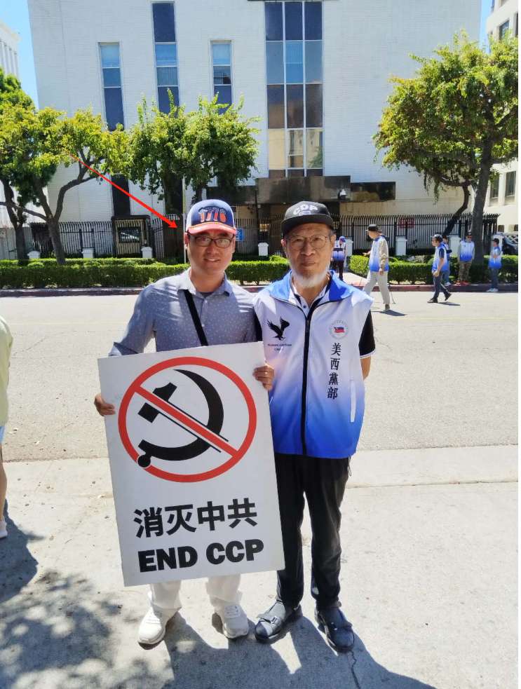 DemocracyHumanR's tweet photo. 我为什么在美国举牌反抗中共
              中国民主人权联盟成员----卜青松 https://t.co/QpbdA15fxE