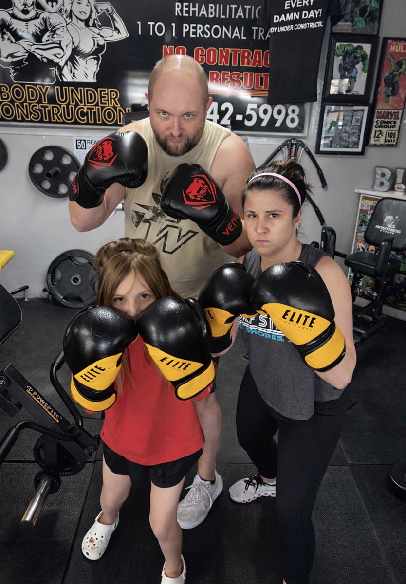 BUCINC's tweet photo. Family workout Chris &amp; Lindsey and Charlie Nice 💕 at @bodyunderconstructioninc_2 https://t.co/9ftvkkHCrO