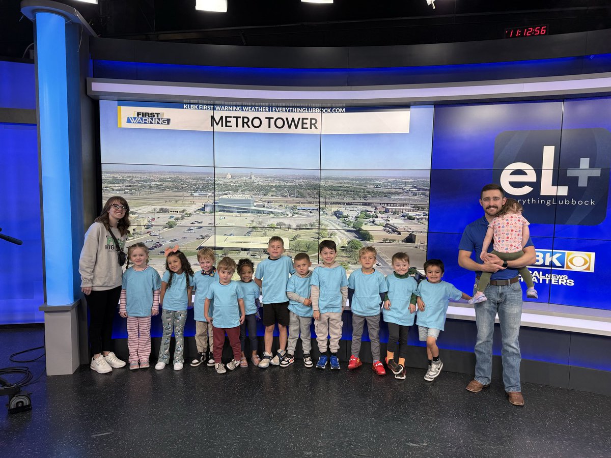 jrileywx's tweet image. Had a great morning with these kiddos from Highland Baptist! We talked about severe weather safety, let them sit in during a live newscast, and played on the green screen! #CommunityMatters #WeatherAware