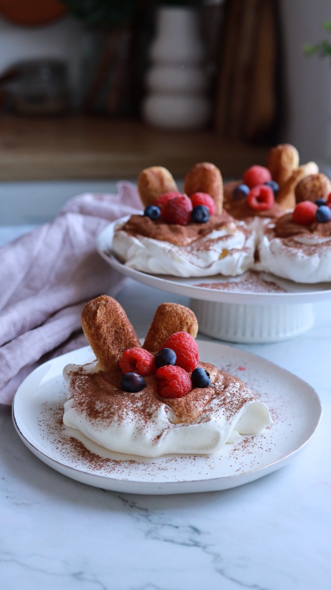 Tiramisu Pavlova – desert spectaculos cu bezea, mascarpone și cafea bucatarmaniac.ro/2026/04/tirami…