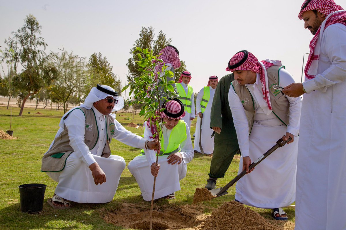 #بلدية_محافظة_القريات | 🌳
تواصل أعمالها من خلال زراعة الأشجار
في عددٍ من المواقع بالمحافظة ضمن مبادرة
#الجوف_واحة_خضراء في موسمها الرابع
عشر، بمشاركة طلاب المدارس والمتطوعين
ضمن جهودها المستمرة لتعزيز الغطاء
النباتي وتحسين المشهد الحضري، ونشر
الوعي البيئي وترسيخ ثقافة العمل