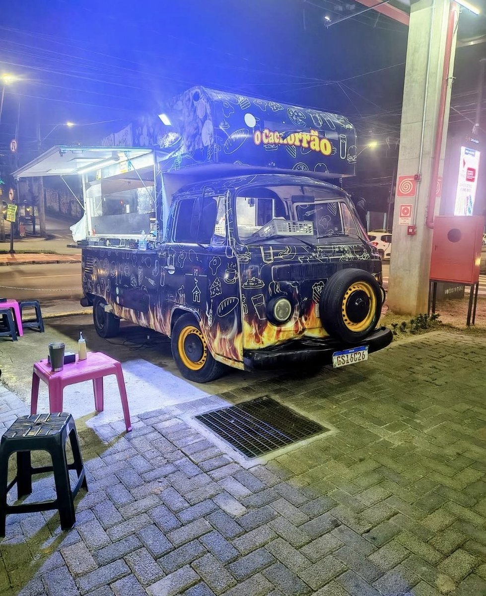 hursteris's tweet photo. @faltynha as maiores vey, avisa que são as sapalanches. agora elas tao no estacionamento do supernosso da fleming! https://t.co/VE2Q7QuAZ0