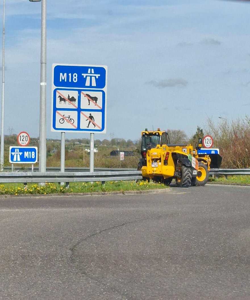 Michaelkelly707's tweet image. One of the entrances onto the M18 motorway in Co Clare this afternoon
The entrance totally blocked by an abandoned heavy JCB
If any of the emergency services needed to use the M18 or anyone needing to get to a hospital / Doctor in a hurry finds the route blocked
#protest