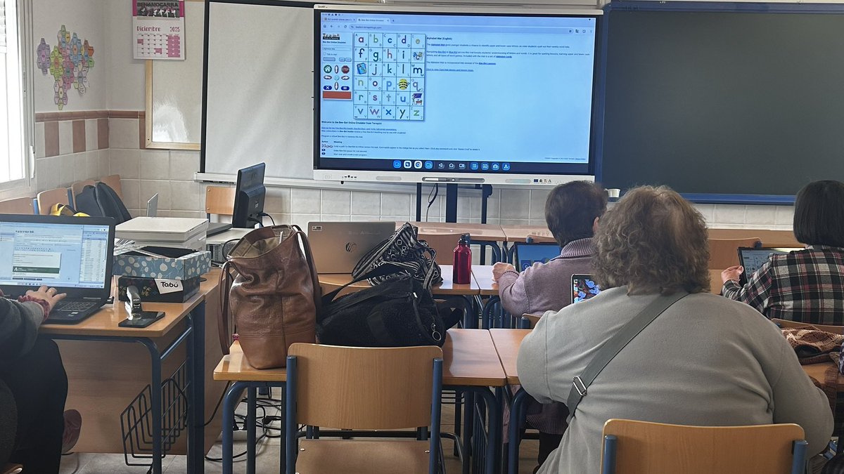 vuela_vinuela's tweet photo. Talleres con #mayores en Los Romanes con simuladores de #beebot para ir familiarizándose con la robótica @puntosvuela @vuela_vinuela https://t.co/bmyXvV3Vcj