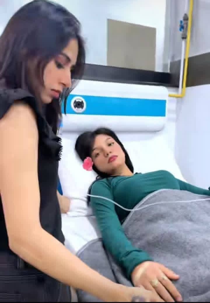 sariyarana's tweet image. اگر یہی حرکتیں کسی مرد نے کی ہوتیں تو اب تک اس کے نیفے میں پستول، ساتھ ہاف فرائی، اور پورا خاندان لائن میں کھڑا ہو کر کیمرے کے سامنے معافیاں مانگ رہا ہوتا۔
لیکن جب یہی سب خواتین کریں تو خاموشی؟

ایف آئی آر ۔۔۔ پڑھ کر شرم محسوس ہو رہی ھے اس لئے شیئر نہیں کر سکی 
#tiktoker #Lahore