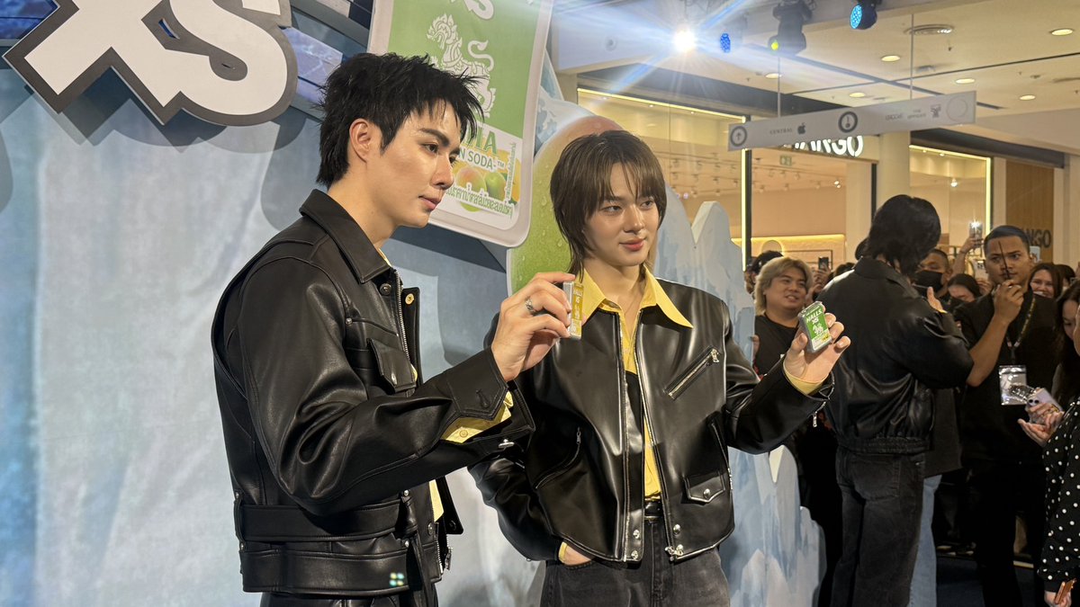 NEWSUPDATE_THAI's tweet photo. #นุนิว ตอบชัดเมื่อถูกถามทรงผมใหม่#ซีพกฤษ์ หนูจะไว้ผมยาว จัดเต็มโชว์ยากใน DMD LAND 3 Sold Out แล้ว
Link : https://t.co/geVs3ha4Oe
#ซีนุนิว #แมทช์คู่เฟรช #เฟรชสุดขั้วไม่เหมือนใคร #HallsXS #Matchy #HallsXSxSinghaLemonSoda #HallsXSxZeeNuNew #HallsXSThePerfectMatch #centralwOrld https://t.co/iDdqotc4E3