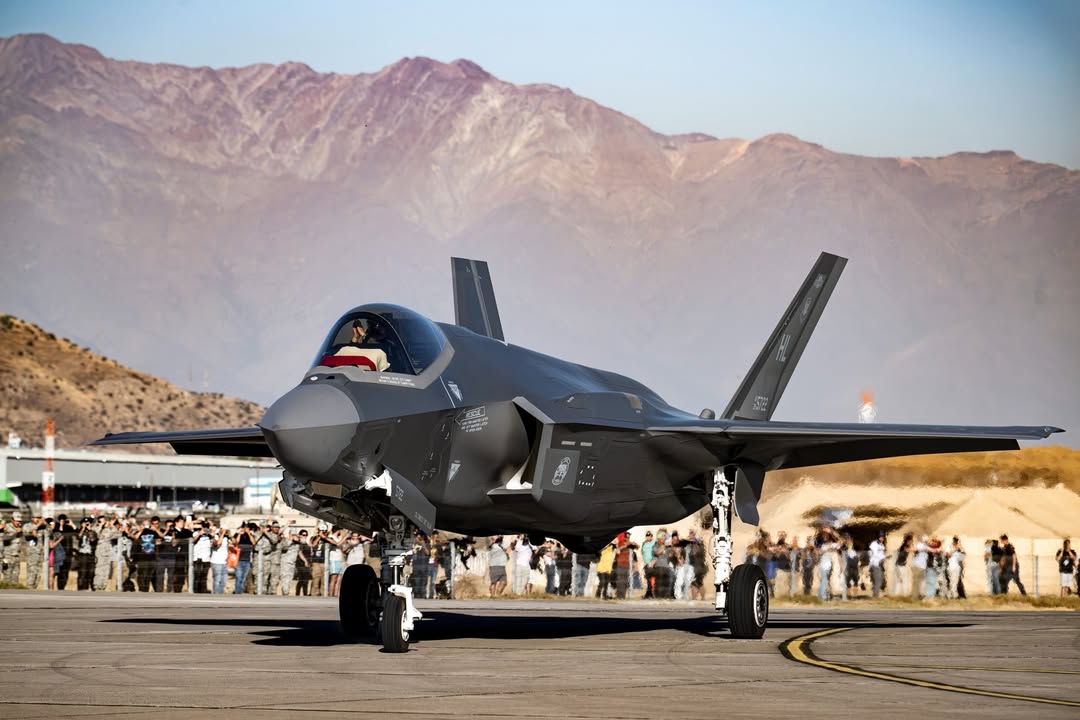 Donpatoinfowars's tweet image. F-35A Lightning II #USAF #F35 El Mayor Sean J. "RAMBO" Loughlin es el Comandante del Equipo de Demostración F-35A

"Aterrizaje en FIDAE 🇨🇱 ¡Estamos eufóricos de estar aquí! Nos enorgullece traer la demostración a Sudamérica y conectar con aficionados y socios de la aviación en