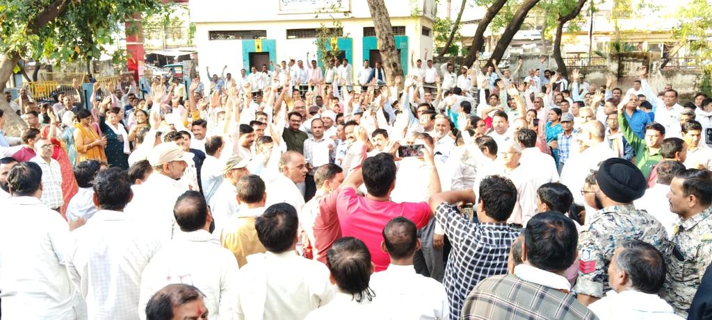 भिण्ड में संयुक्त मोर्चा ने टेट परीक्षा और पुरानी पेंशन को लेकर ज्ञापन सौंपा, जिसका नेतृत्व संतोष लहारिया जी, राघवेन्द्र कुशवाह जी, डी के त्रिपाठी जी आदि ने किया। हजारों शिक्षकों के नारों से आसमान गुंजायमान रहा।
@santoh_Lahariya 
<a href="/CMMadhyaPradesh/">Chief Minister, MP</a>