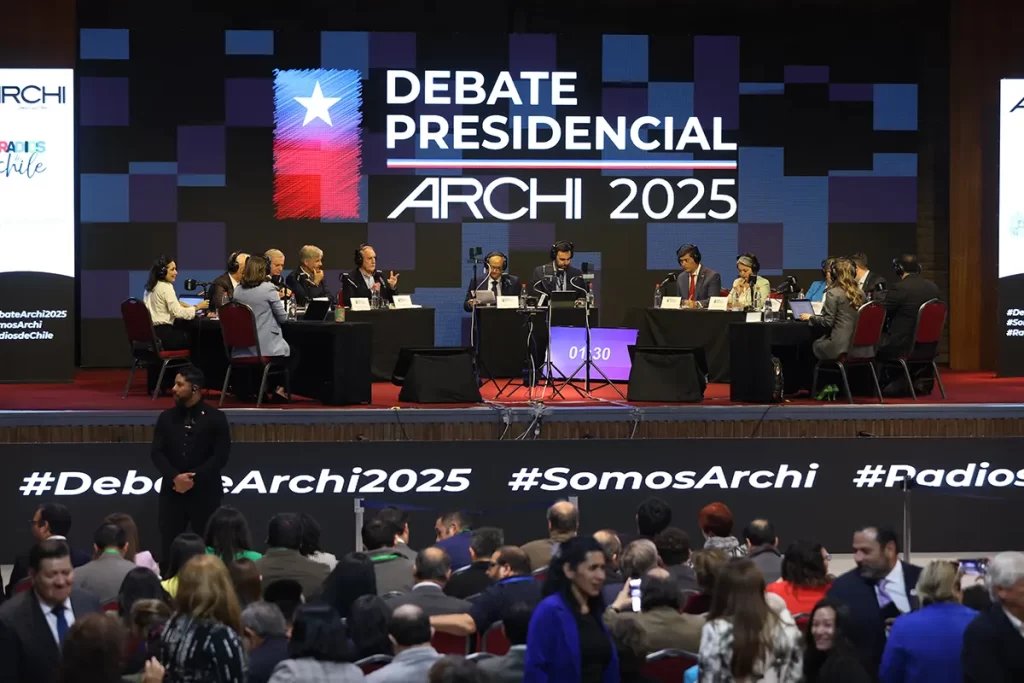 DiegoFuerteB's tweet image. En Chile todas las cadenas radiales y canales TV hacen debates conjuntos bajo sus respectivas asociaciones. Son los más importantes del ciclo electoral.

Deberíamos migrar hacia ese modelo en lugar de que cada radio, canal nacional regional, periódico, etc dispersen el formato.