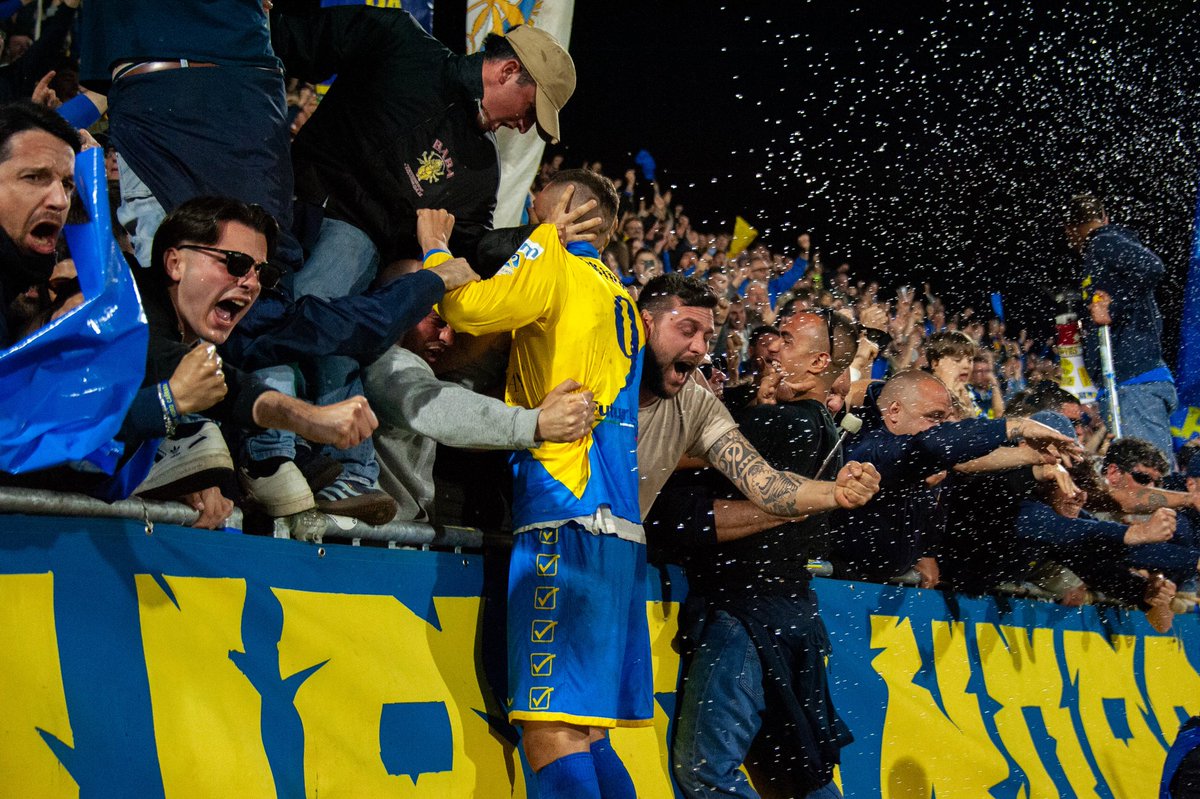 ⬇️ CARRARESE THREAD 🇮🇹🏟

After a long time, I was truly impressed, so I decided to make a thread about Carrarese. It is a real hidden gem in Italy, with a passionate fanbase and a unique stadium set against the stunning backdrop of marble quarries.

#serieb #carrarese #calcio