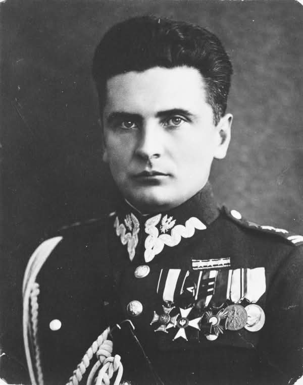 Підгірна Лора

Панове, а ви знали, що  у концтаборі Заксенгаузен, у спеціальному блоці «Целленбау» (Zellenbau),  «елітній»  тюрмі всередині концтабору для «особливо важливих» в’язнів Райху, 
в одному  блоці в один і той самий час перебували:
Яків Джугашвілі (син Сталіна),
