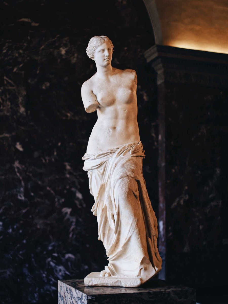 El 08 de abril de 1820 un campesino desenterraba varios grandes fragmentos de mármol en la Isla de Melos o Milo en griego moderno. Acababa de descubrir una obra maestra del arte helenístico: la Venus de Milo. Mientras disfrutamos de su eterna belleza os cuento algún detalle 🧵👇