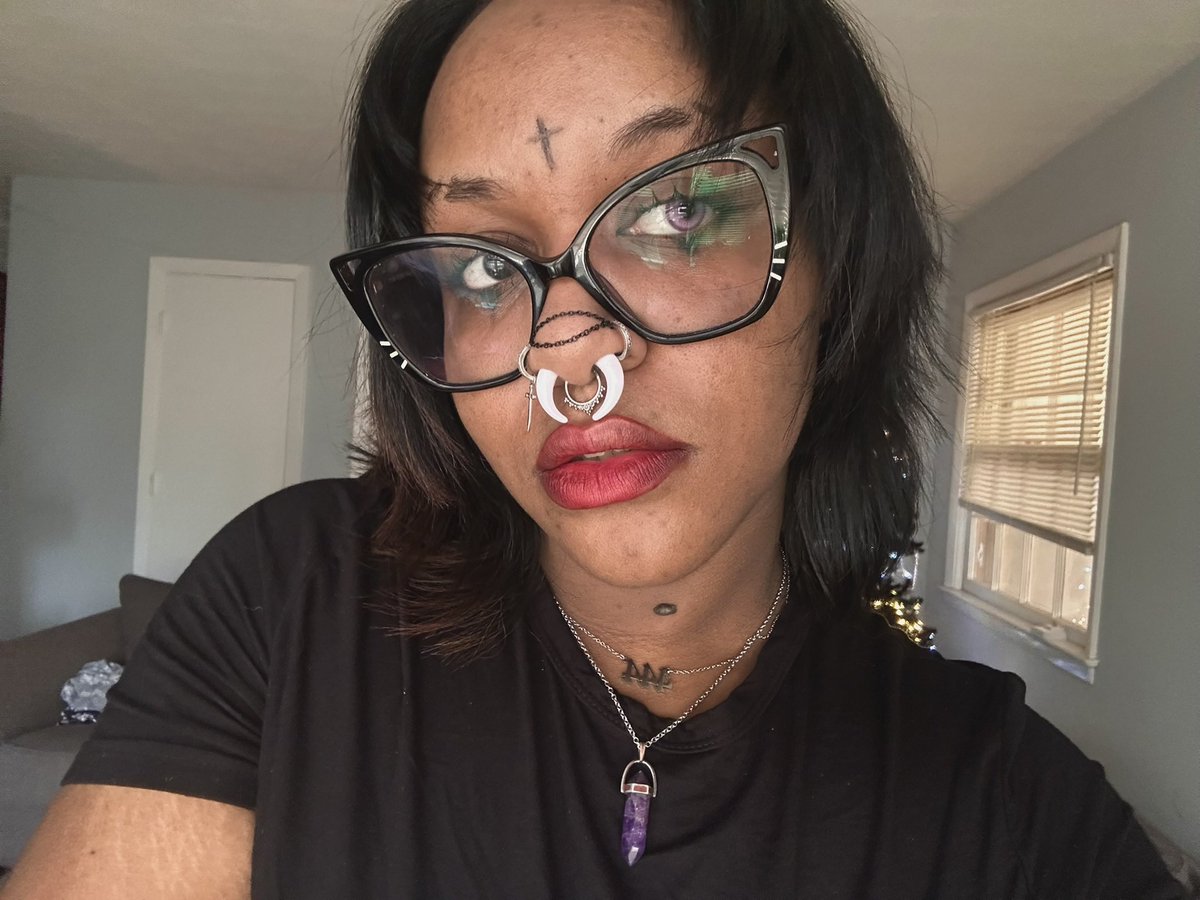 linaalotus's tweet photo. Subconsciously look just like her https://t.co/8LSOdMSHzo
