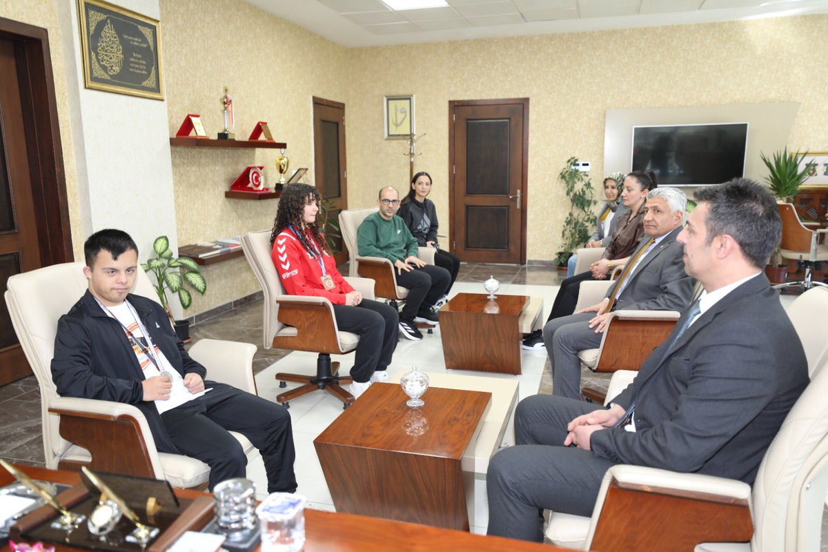 GSB_Van's tweet photo. Gençler Türkiye Judo Şampiyonasında kazandğı Türkiye Üçüncülüğünden dolayı,Gençler Avrupa Kupasında ülkemizi temsil edecek Işıl Sinem Aydın ile Özel Sporcular branşında Türkiye İkincisi Muhammed Baran Hakimoğlu, antrenörlermzle birlikte,İl Müdürmüz Mehmet Tosun’u ziyaret ettiler. https://t.co/vXAu9sx7Tc