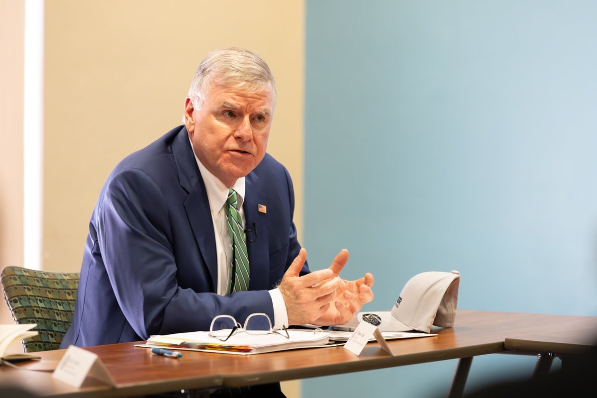 HHSGov's tweet image. At the Marana Health Center in AZ, @SecKennedy joined @RepCiscomani and @HRSAgov Administrator Tom Engels for a roundtable to highlight the power of preventive care in rural communities.

HHS announced new HRSA investments to:
✅ Expand rural physician training programs
✅