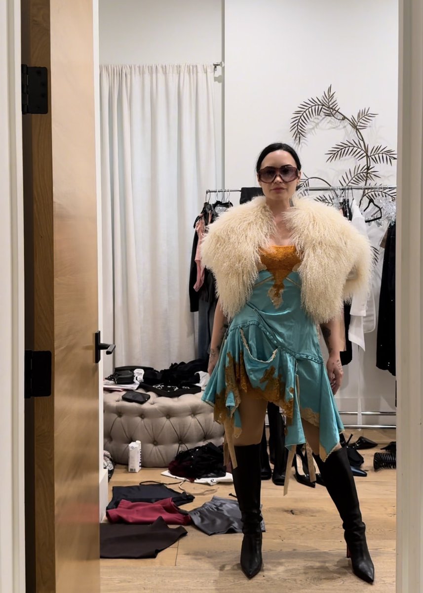 DemiFantasia's tweet photo. Demi Lovato probándose outfits para el "It's Not That Deep Tour" https://t.co/KluxNK63gI