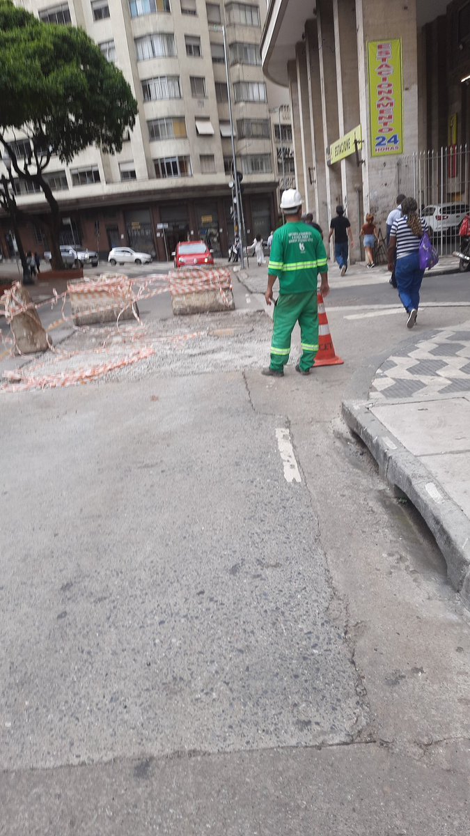 nildojuru's tweet photo. @sptrans essa obra está atrapalhando os ônibus e o ponto da 8600/10 no largo do Paissandú, desde o dia 02/04 https://t.co/ZDcTTe7Nv0