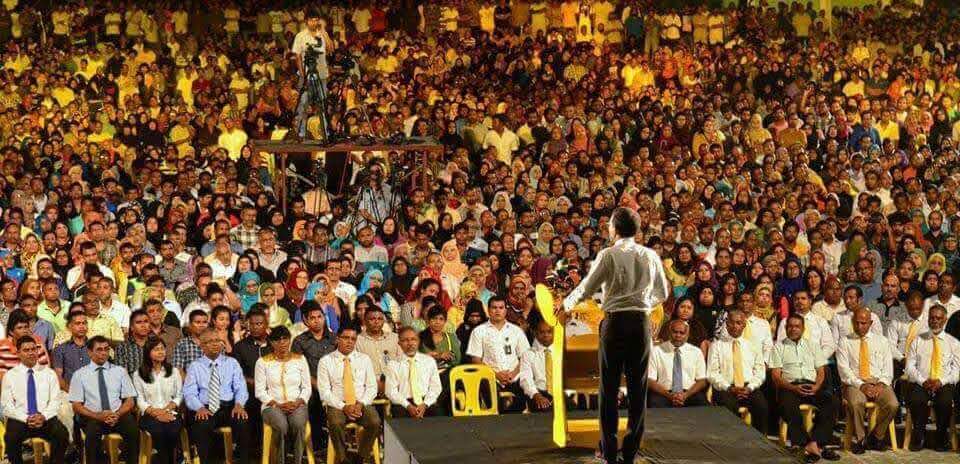 މިމީހާ އަކީ ޕޯޑިއަމް ތަކަށް އަރާ ސަޕޯޓަރުންގެ ހިތްވަރު އާކޮއް އުމްމީދު ދިރުވާލަދޭ ރައީސް މީހާ!💛