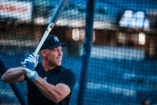 If Aaron Judge hits a HR tonight someone who retweets and is following is winning a Yankees shirt. Comment your size. Let’s go Yankees.