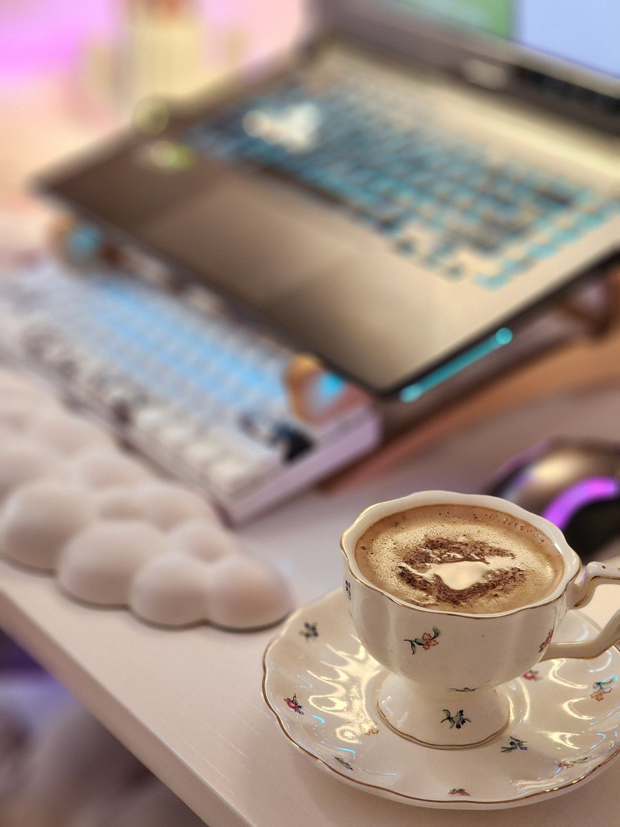 QamarDes's tweet photo. مساء الإبداع.. البداية بملف وكوب قهوة يُصلح المزاج☕️💜 https://t.co/Z1jD0Zxpt1