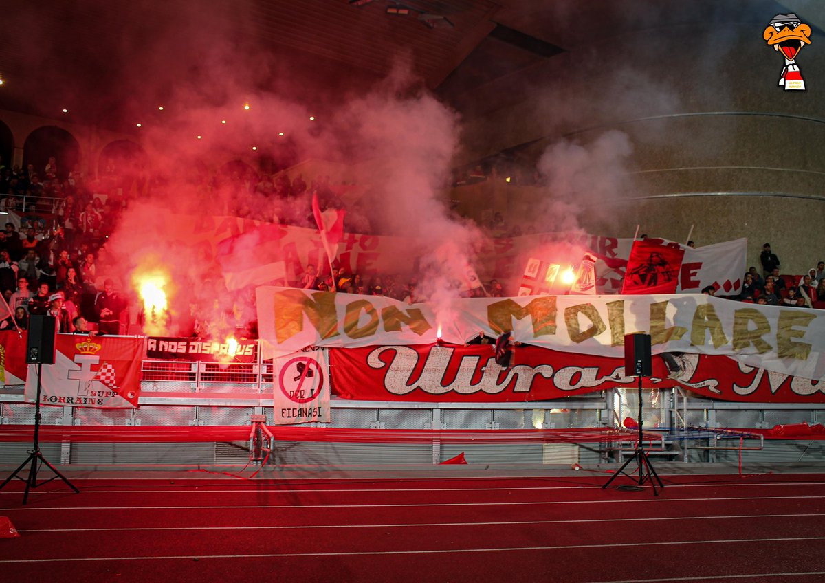 ULTRASMONACO94's tweet photo. MUNEGU - Marseille (J28) 1/4

Un Pesage coloré pour la réception de l’OM, avec une nouvelle victoire des nôtres, importante dans la course à l’Europe.

Un message est sorti en cours de rencontre, pour soutenir un frère de tribune récemment interdit de stade.

… non mollare mai! https://t.co/oVZoYPKdr0