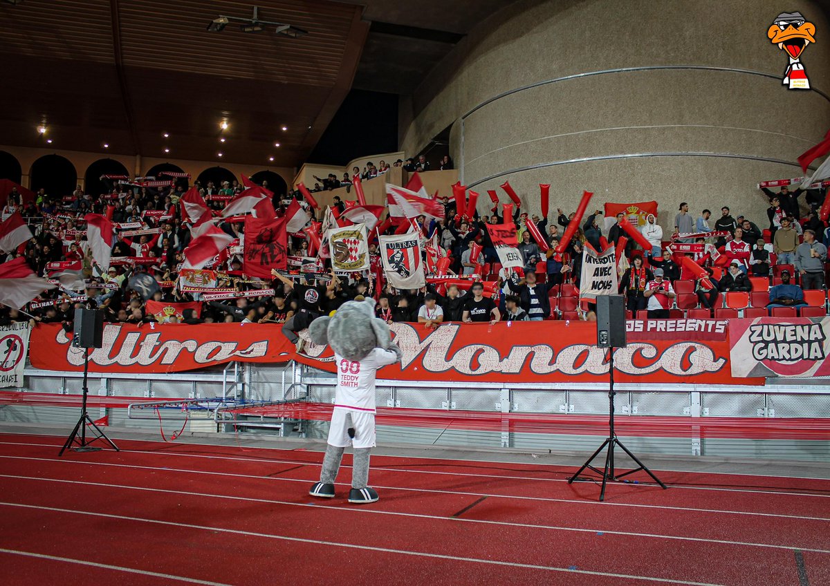 ULTRASMONACO94's tweet photo. MUNEGU - Marseille (J28) 1/4

Un Pesage coloré pour la réception de l’OM, avec une nouvelle victoire des nôtres, importante dans la course à l’Europe.

Un message est sorti en cours de rencontre, pour soutenir un frère de tribune récemment interdit de stade.

… non mollare mai! https://t.co/oVZoYPKdr0