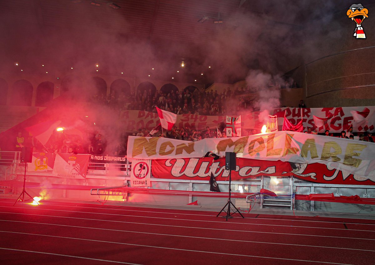 ULTRASMONACO94's tweet photo. MUNEGU - Marseille (J28) 1/4

Un Pesage coloré pour la réception de l’OM, avec une nouvelle victoire des nôtres, importante dans la course à l’Europe.

Un message est sorti en cours de rencontre, pour soutenir un frère de tribune récemment interdit de stade.

… non mollare mai! https://t.co/oVZoYPKdr0