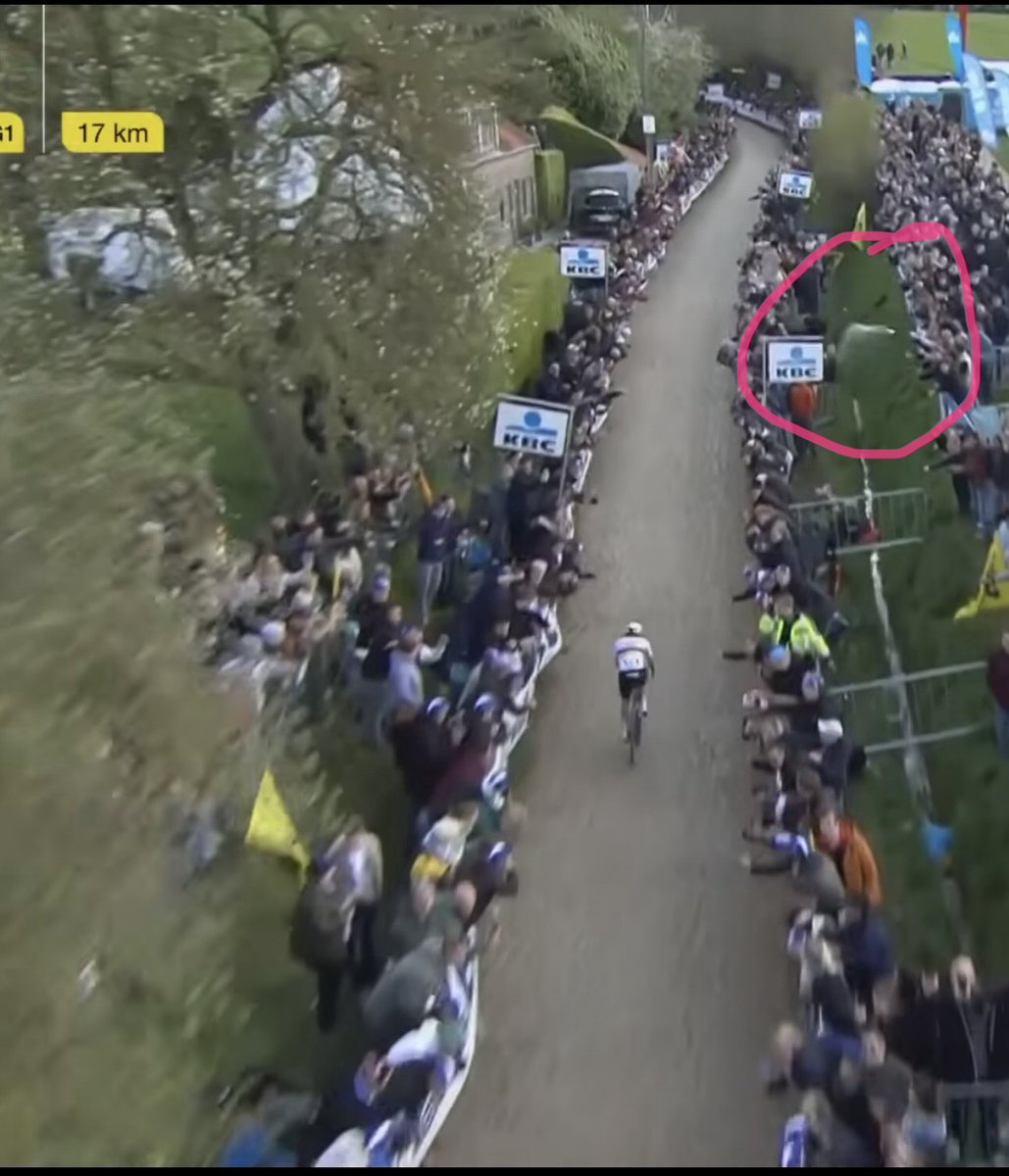 PeterEmiel's tweet photo. @sporza_koers Al eens de beelden geanalyseerd …. Als Pogacar allleen op de Oude Kwaremont komt (nog 17km) wordt er vanuit de VIPzone een bierbeker naar hem gegooid, maar mits de afstand ertussen te groot is komt die naast hem terecht….. #sporza https://t.co/GZ9pOG8zCs