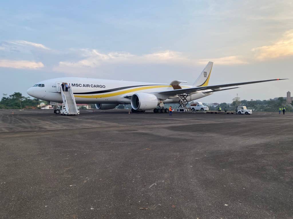 TheCameroonianZ's tweet image. La papamobile est arrivée à Yaoundé.

*Visite Apostolique #Cameroon de Sa Sainteté le Pape Léon XIV.