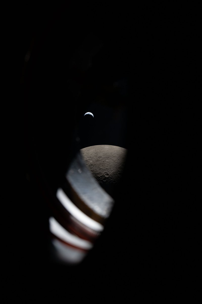 astrosteven_'s tweet photo. Un'altra meravigliosa vista della Terra e della Luna ci arriva da Artemis II, questa volta dal finestrino della Orion, circa 9 minuti prima del tramonto terrestre.

Un piccolo e fragile arco di luce, come se bastasse un soffio a spegnerlo.
Eppure, lì dentro vive tutto. https://t.co/xkNAmruhd2