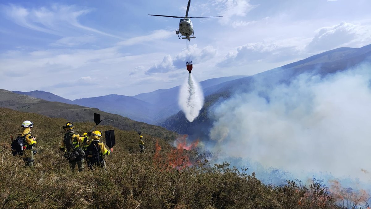 19;25📸#IFLosTojos #Cantabria 

El equipo <a href="/BRIF_Ruente/">BRIF Ruente</a> continúa los trabajos de extinción en ataque directo con apoyo de descargas de su🚁.

Somos #BRIF de <a href="/mitecogob/">Transición Ecológica y Reto Demográfico</a>