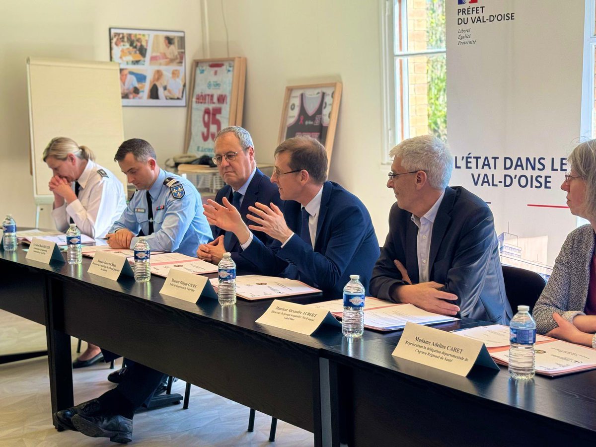 Prefet95's tweet image. 🔴 #Sécurité | Violences à l’hôpital : tolérance zéro.

À Pontoise, signature de la convention « Santé-Sécurité-Justice » au sein du groupe hospitalier NOVO.

🎯 Objectifs : 
- protéger les soignants et les patients;
- ⁠traiter efficacement les actes judiciaires en milieu