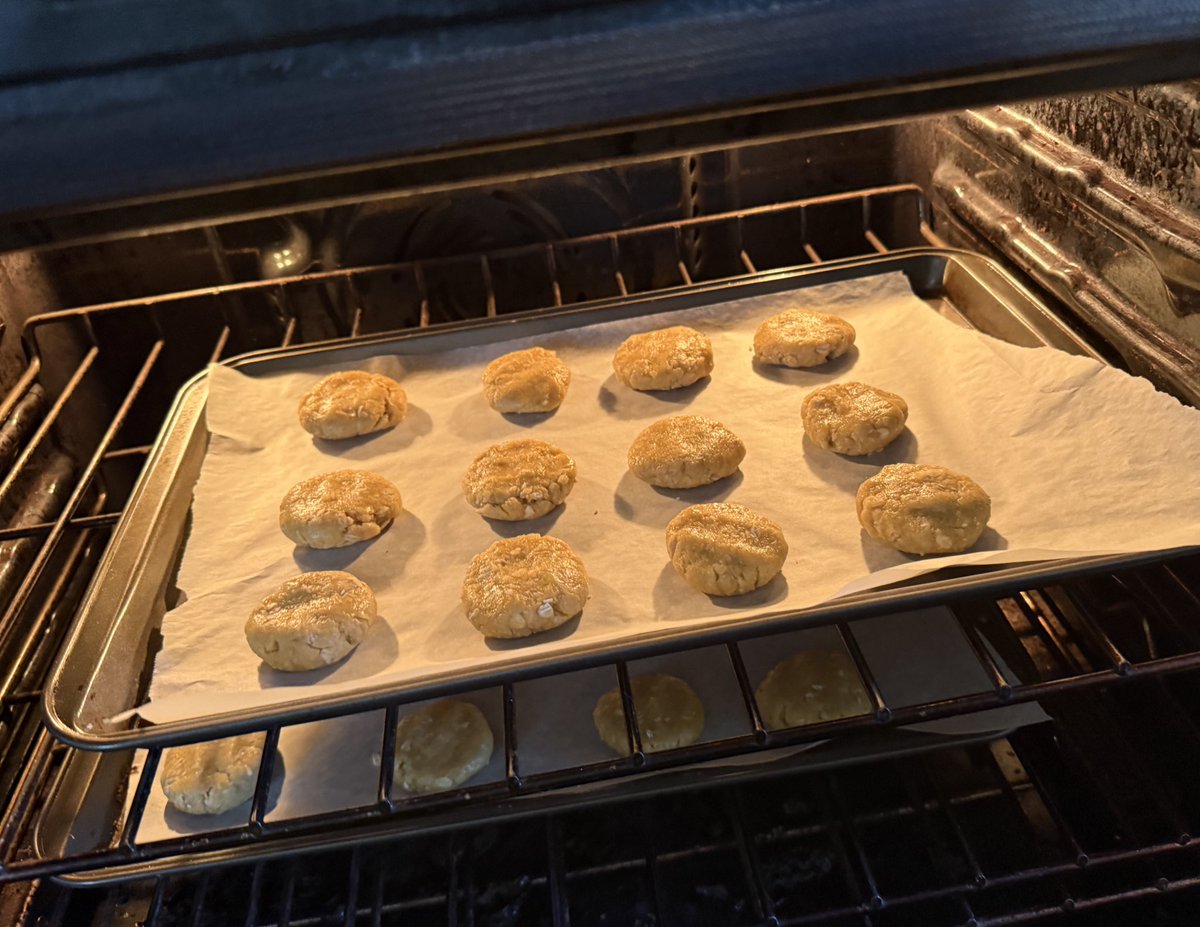 JessicaDoyle's tweet image. 24 oatmeal cookies in the oven.