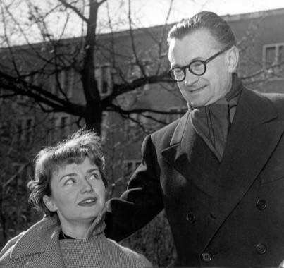 TinseltownTwins's tweet photo. Brigitte Auber with Julien Duvivier on the set of Under the Paris Sky (1951). #ClassicGirlOfTheWeek #BrigitteAuber https://t.co/0500LAODhT