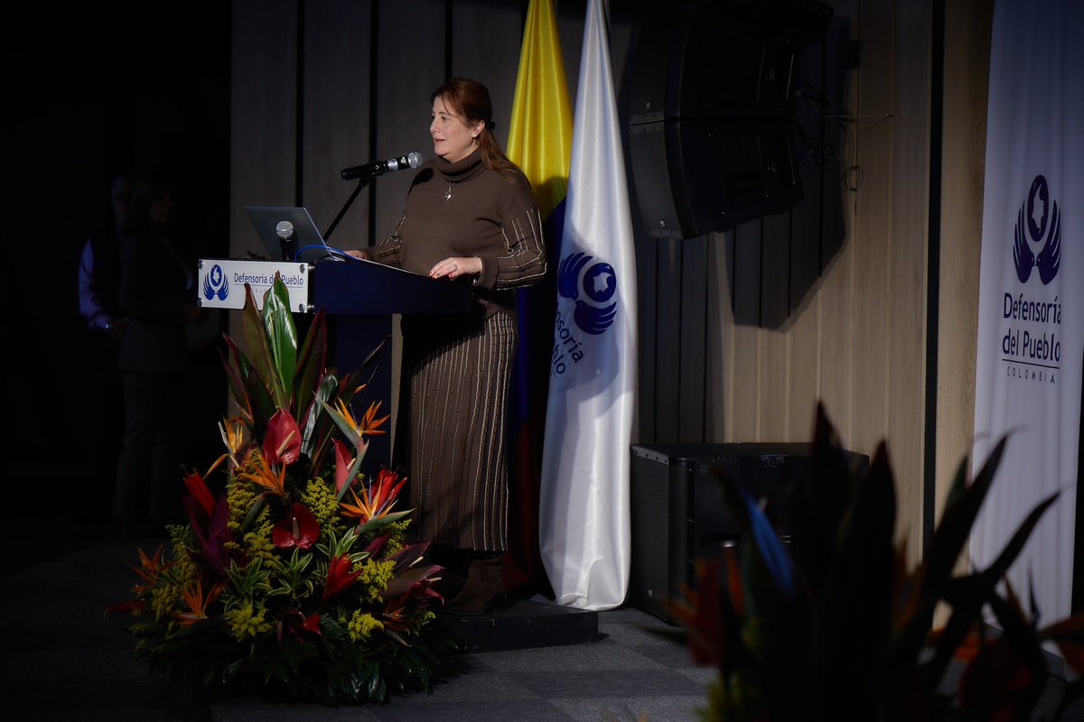 DefensoriaCol's tweet photo. La implementación del Acuerdo de Escazú no solo es una obligación del Estado colombiano, sino una oportunidad para acercar los derechos a las realidades concretas de las comunidades, de las personas defensoras del ambiente y, de manera especial, de las mujeres lideresas que enfrentan riesgos diferenciados y múltiples formas de violencia.

Como parte de nuestro compromiso institucional con la naturaleza, presentamos los avances en la implementación de la hoja de ruta de este Acuerdo y lanzamos la cartilla “Hacer ambiente a los derechos”.

Durante su intervención, la Defensora del Pueblo, @MarnIris, expresó que, desde nuestra labor, “orientamos herramientas vivas, comprensibles y útiles para la sociedad civil y las comunidades, reconociendo que la defensa del ambiente es una condición indispensable para el ejercicio pleno de los derechos humanos”.
