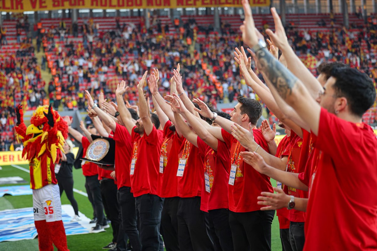 goztepehandball's tweet photo. Şampiyonluk Kupamız Evimizde!

5 sezon sonra yeniden Süper Lig’e yükselen UçanAdamlar, Göztepe’miz-Galatasaray maçı öncesinde Gürsel Aksel Stadyumu’nda taraftarımızla buluştu. 💛❤

#GöztepeHentbol #UçanAdamlar https://t.co/B8fhtlXNJZ