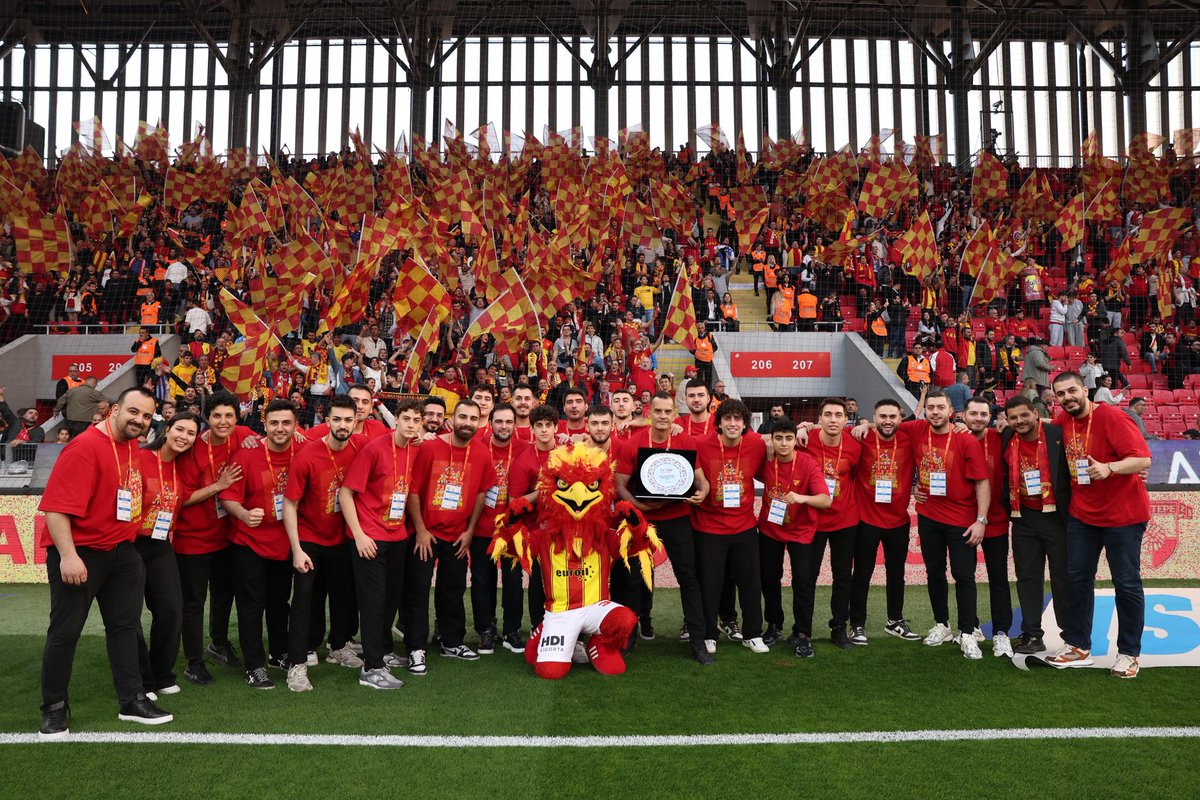 goztepehandball's tweet photo. Şampiyonluk Kupamız Evimizde!

5 sezon sonra yeniden Süper Lig’e yükselen UçanAdamlar, Göztepe’miz-Galatasaray maçı öncesinde Gürsel Aksel Stadyumu’nda taraftarımızla buluştu. 💛❤

#GöztepeHentbol #UçanAdamlar https://t.co/B8fhtlXNJZ