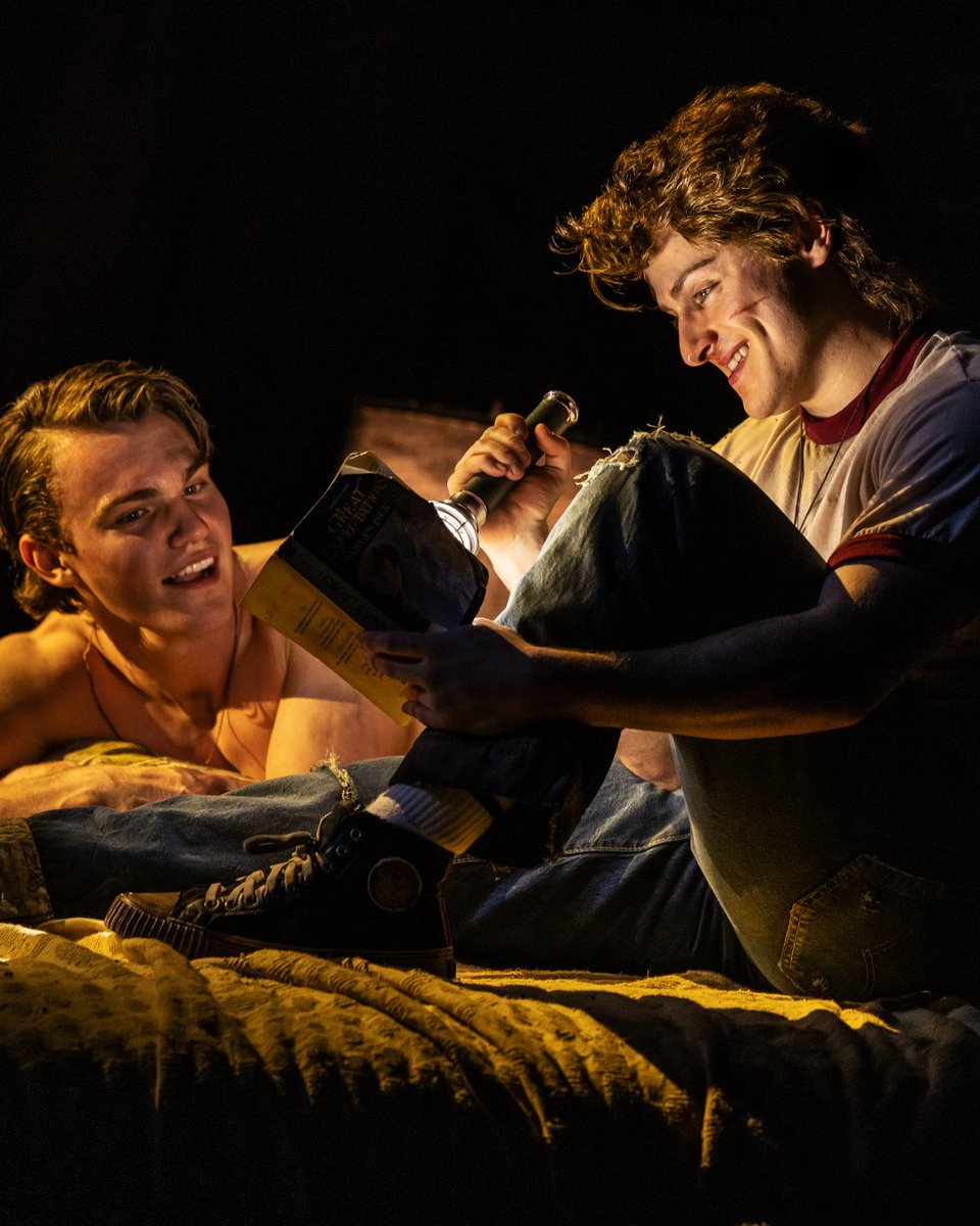 broadwaycom's tweet image. The gang’s all here! See Noah Pacht as Ponyboy Curtis and the new cast members of Broadway’s THE OUTSIDERS.

See the Tony-winning musical’s new cast: bit.ly/3P2LwPg

📸: Matthew Murphy &amp;amp; Evan Zimmerman

#broadway #theoutsiders