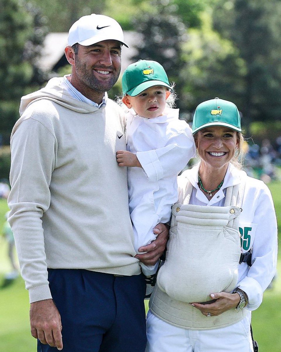 NUCLRGOLF's tweet image. Scottie, Meredith, Bennett and Remy are having a day at the Par 3 Contest 🙌

(Via: @ReddersGolf / @Cannonball63)