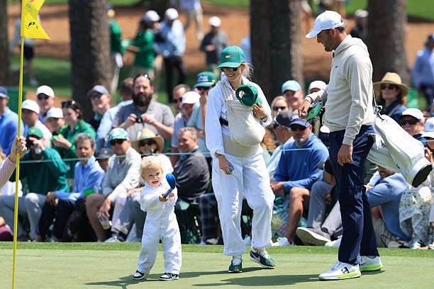 NUCLRGOLF's tweet image. Scottie, Meredith, Bennett and Remy are having a day at the Par 3 Contest 🙌

(Via: @ReddersGolf / @Cannonball63)