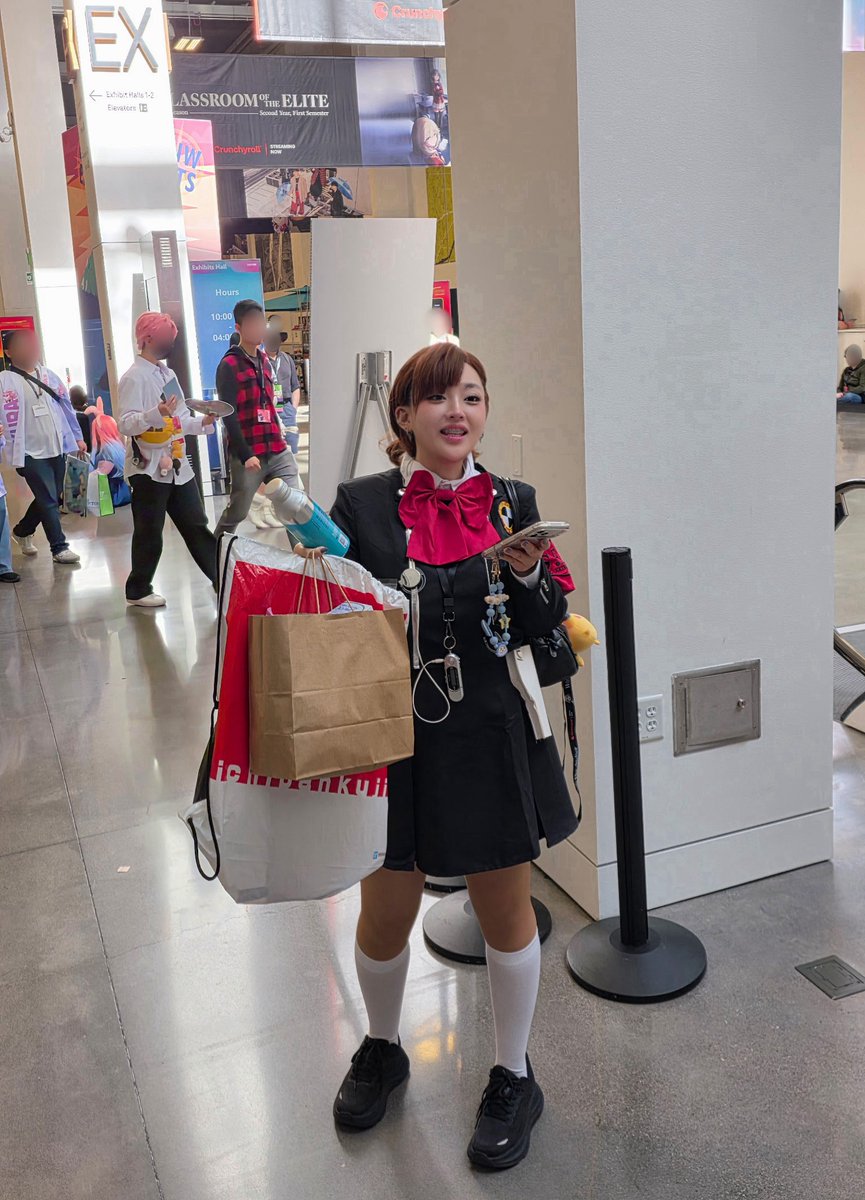 this being the only picture i have of my persona 3 femc cosplay at sakuracon and its when i realized i spent $1300 at artist alley 🥀