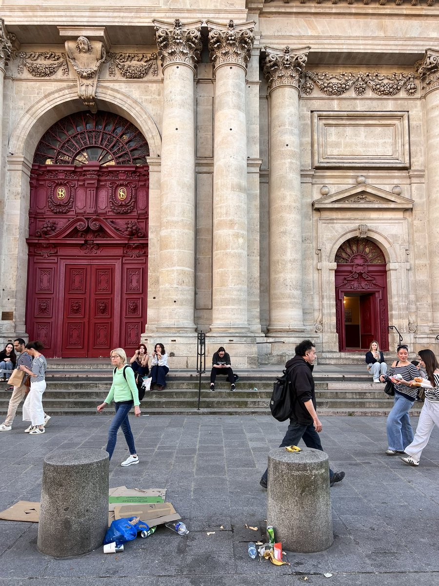 DeparisJulien's tweet image. A priori ils sont des milliers à ne pas s’être sorti les doigts. (Saint Paul… heureusement que ce n’est pas très touristique). #saccageparis