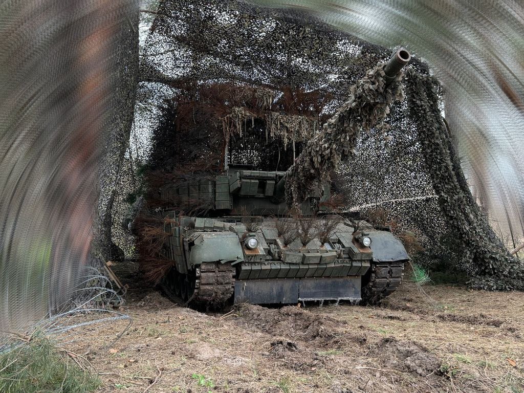 bayraktar_1love's tweet image. Leopard 1A5DK tank showcased by soldiers of Ukraine’s 5th Heavy Mechanized Brigade.

The vehicle is heavily upgraded with Kontakt-1 and Nozh reactive armor, additional cage protection, and anti-drone modifications.

External cameras have also been added to improve situational
