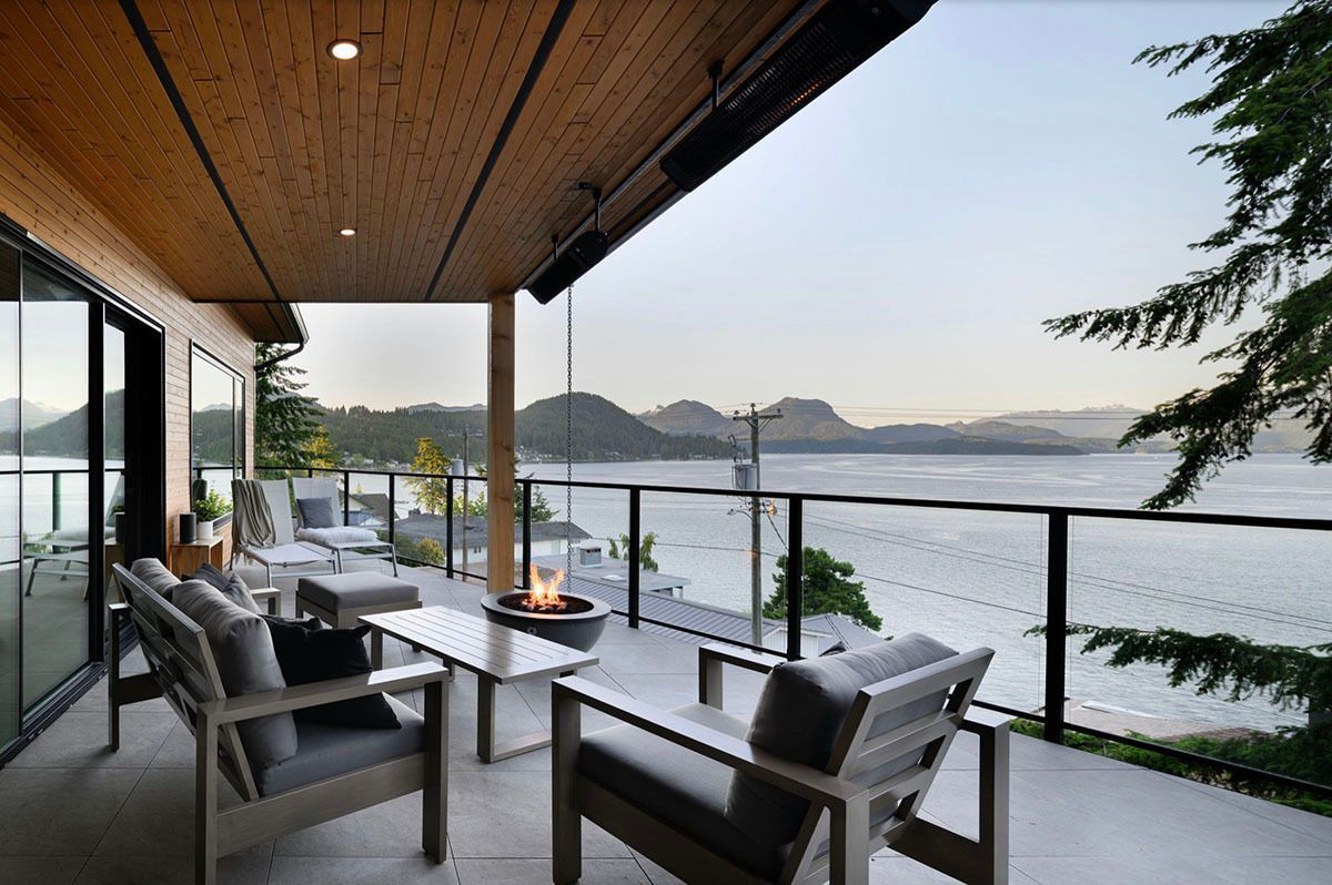 OneKindesign's tweet image. British Columbia waterfront house designed to feel like a modern treehouse 
onekindesign.com/british-columb…
