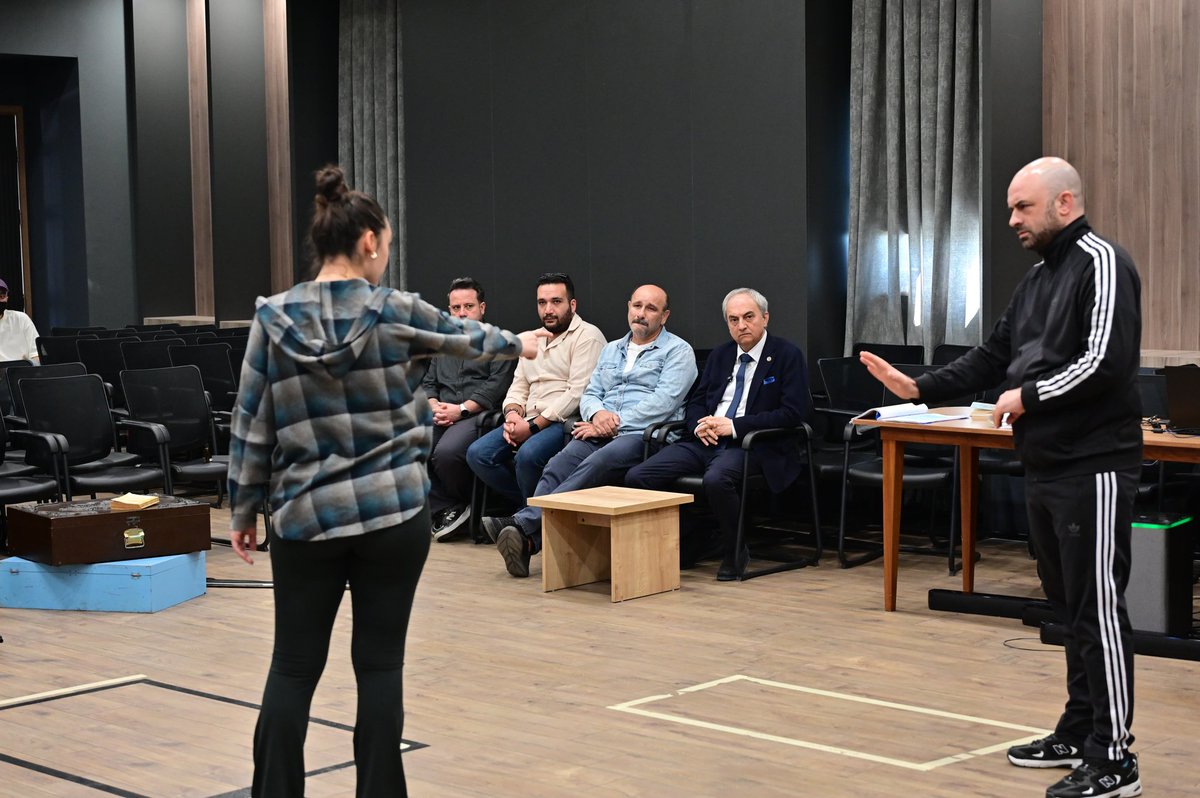mesutkocagoztr's tweet photo. Kepez Kent Tiyatromuz, 19 Mayıs haftasında çok değerli bir oyunu seyircilerimize sunmak için tüm hızıyla çalışmalarını sürdürüyor. 

Provalarını ziyaret ettiğimiz yönetmen ve oyuncularımızı izleme şansı bulduk. 

Mustafa Kemal Paşa'nın Bandırma Vapuru ile Samsun'a doğru çıkışını farklı bir bakış açısıyla izleyeceğiz.