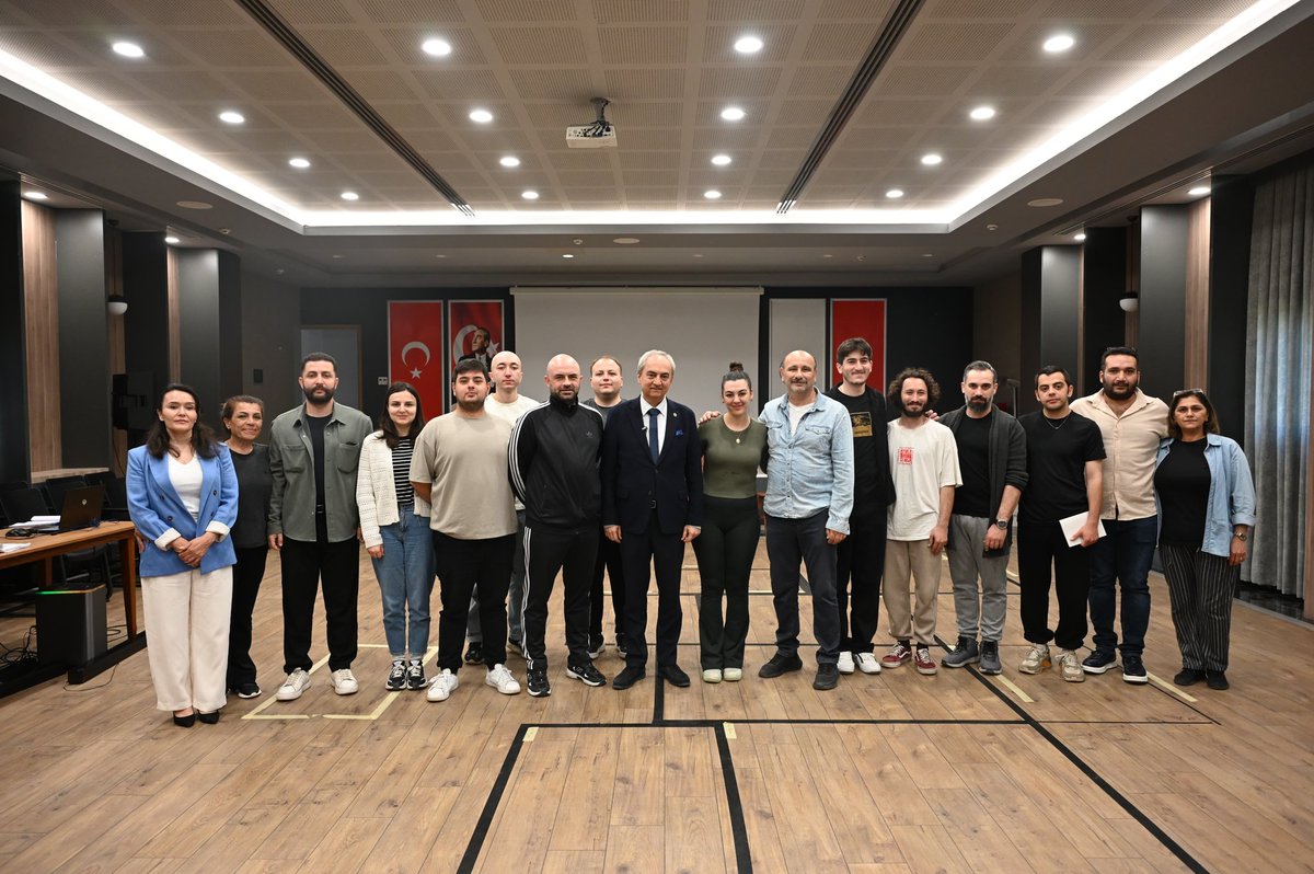 mesutkocagoztr's tweet photo. Kepez Kent Tiyatromuz, 19 Mayıs haftasında çok değerli bir oyunu seyircilerimize sunmak için tüm hızıyla çalışmalarını sürdürüyor. 

Provalarını ziyaret ettiğimiz yönetmen ve oyuncularımızı izleme şansı bulduk. 

Mustafa Kemal Paşa'nın Bandırma Vapuru ile Samsun'a doğru çıkışını farklı bir bakış açısıyla izleyeceğiz.