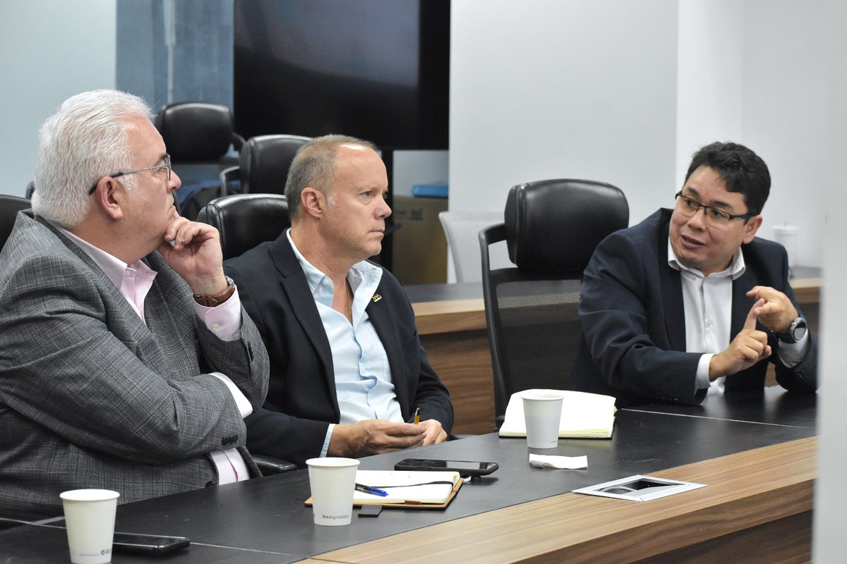 SenasicaFJCE's tweet photo. La suma de esfuerzos entre @SENASICA y @CNAgropecuario potencia nuestra capacidad. Con @Jorge_EsteveR en el #COES revisamos nuestras herramientas de inteligencia, fundamentales para proteger la producción nacional ante amenazas zoosanitarias de importancia económica como el #GusanoBarrenadorDelGanado. 🛰️🚜

#SenasicaActua #AgriculturaMx #SaludAnimal