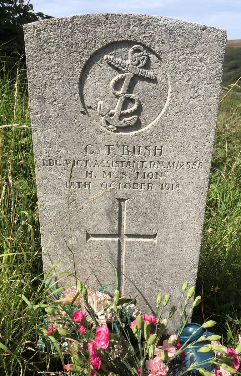 albymarch_alan's tweet image. Manorbier (St.James) Churchyard @CWGC #Cymru
W.Williams #WelchRegiment 
J.Curran #RoyalArtillery 
G.T.Bush #RN #HMSLion
Unknown Airman #RAF