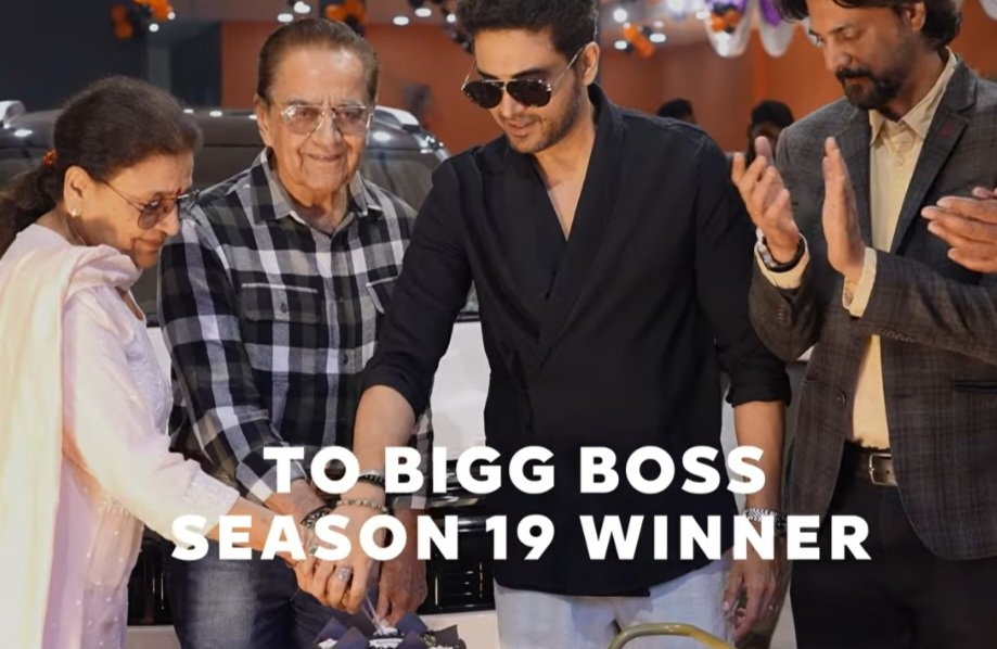 Vibzz321's tweet image. Nothing feels more complete than success when your parents are right there to witness it. ❤️

And the proud smiles of his parents made it even more priceless.🧿

#GauravKhanna