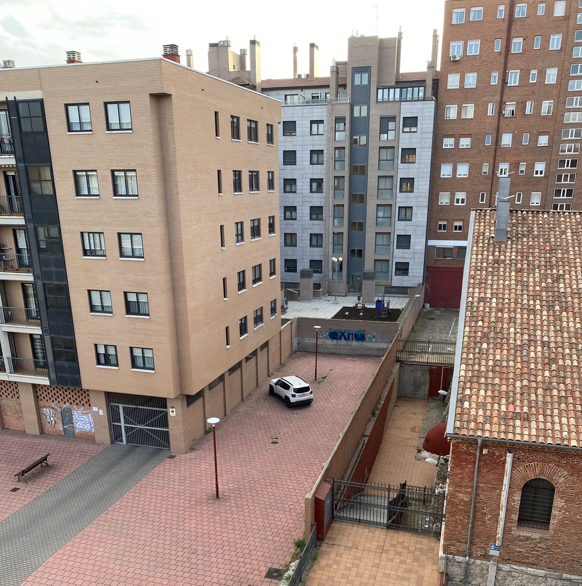 Y así todos los días en la Calle Santa Fé. Por si quieren acercarse alguna dotación de <a href="/PoliciaMV/">Policía Municipal Valladolid</a> #aparcamiento #librealbedrio